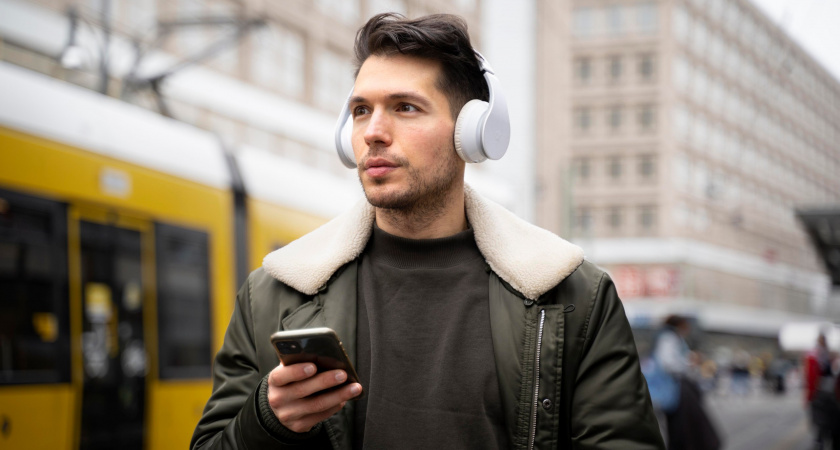 Молодежь в три раза чаще слушает музыку и проверяет почту, чем люди старшего поколения - билайн