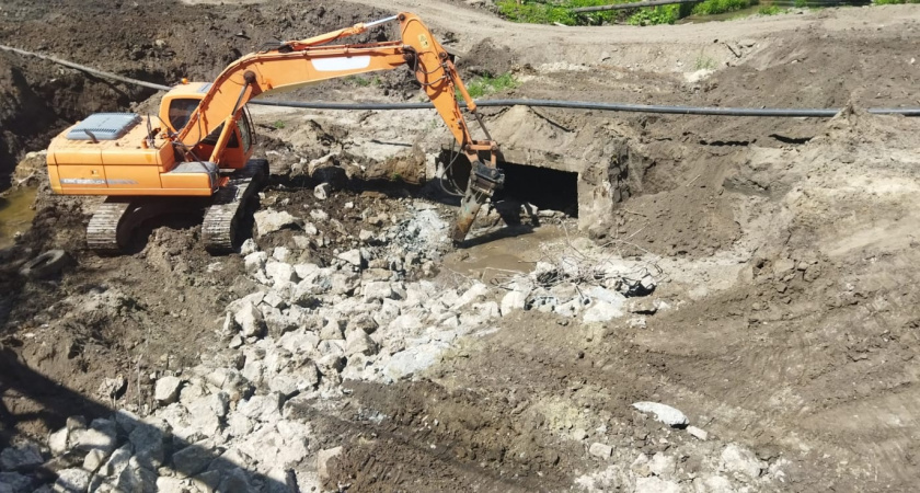 В Кузнецке специалисты приступили к монтажу старых водопропускных труб