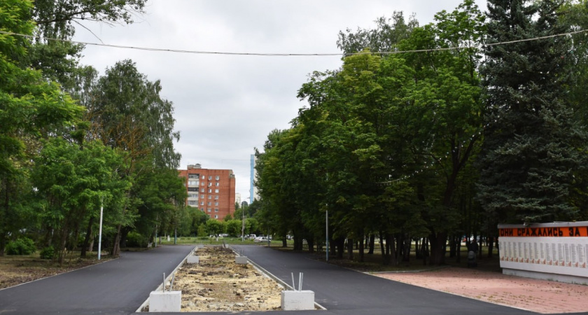 В Пензе к юбилею АО "Пензадизельмаш" были отремонтированы дорожки в сквере у завода