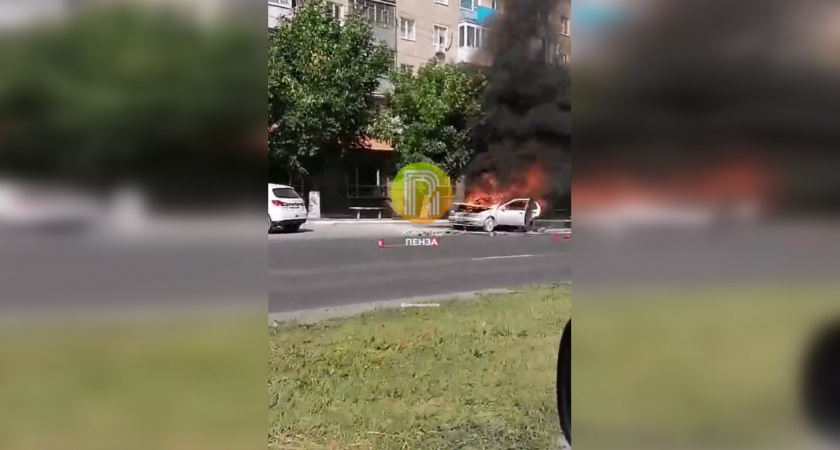 На проспекте Победы в Пензе загорелся автомобиль 