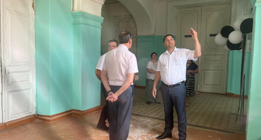Алексей Комаров проверил ход ремонта в арбековской школе №57