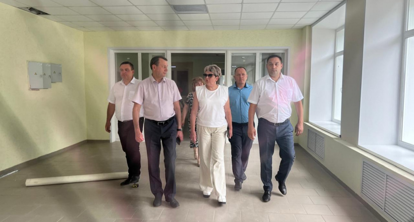 Олег Ягов и Алексей Комаров проверили ремонт в школах Сердобска