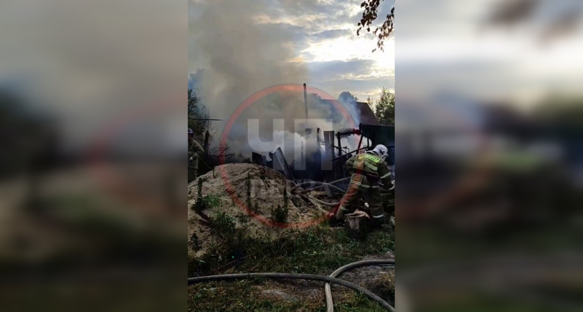 11 огнеборцев тушили полыхающий дом в посёлке Победа