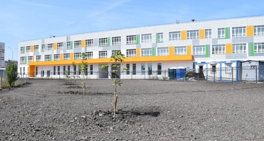 На территории школы на 1100 мест были высажены деревья и обустроена парковка