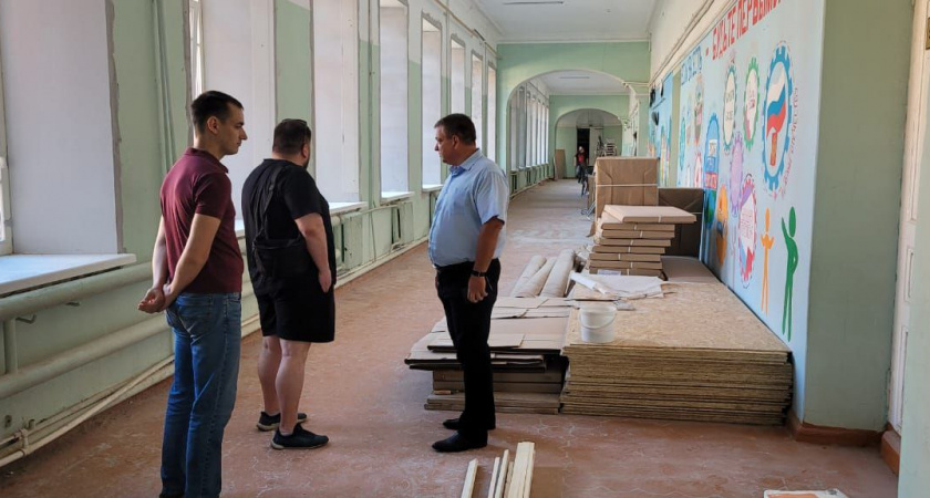 Александр Бедикин оценил ход ремонта школы №1 в Сердобском районе 