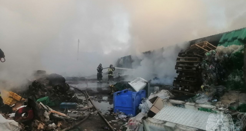 Огнеборцы потушили пожар на складе пластикового вторсырья на Ушакова в Пензе