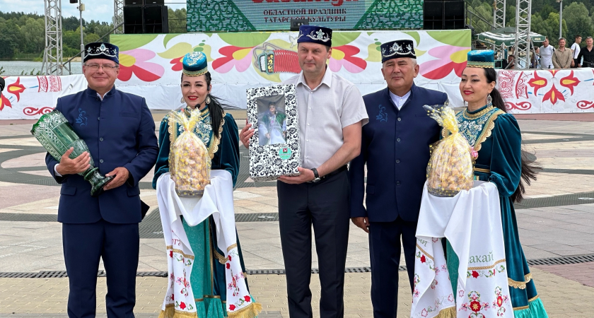 На празднике татарской культуры «Сабантуй» губернатору Пензенской области подарили тюбетейку 