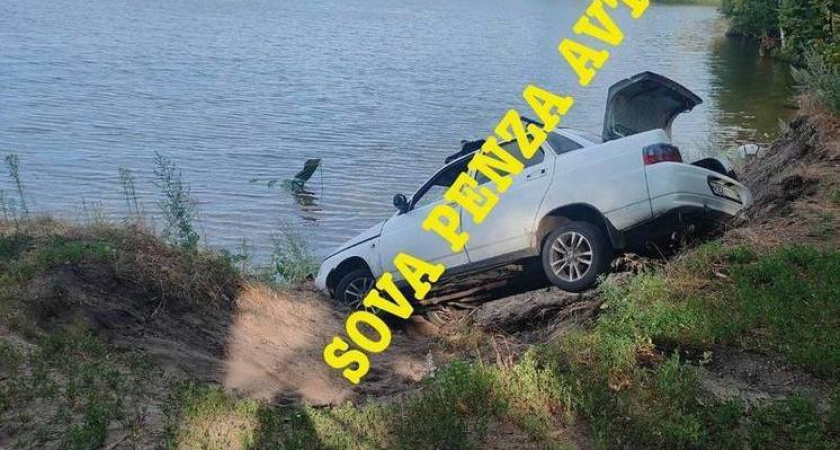Автомобиль едва не упал в Сурское водохранилище в Пензенской области