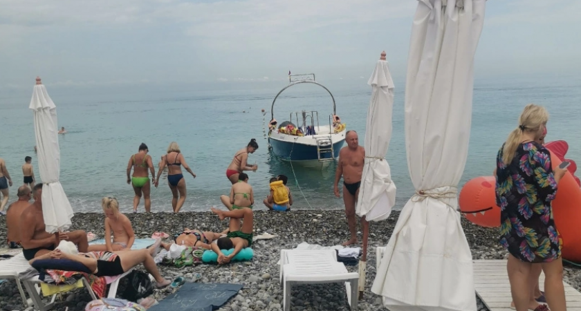 В воду нас не пускают, отпуск испорчен: на пляжах Анапы ввели полный запрет на купание в Черном море