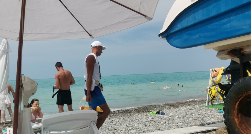 "Просто зря потратили деньги, в воду не пускают": на пляжах Анапы ввели полный запрет на купание в Черном море