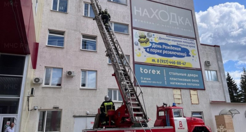 11 огнеборцев тушили полыхающий дом в Сурске