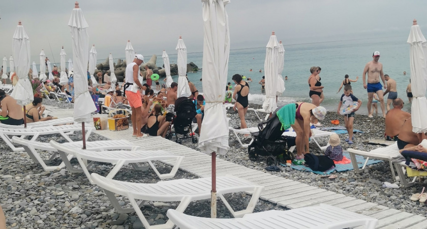Туристы, вернувшиеся с Черного моря, массово подают в суд: новая беда на море испортила отдых — ничего уже не выручало