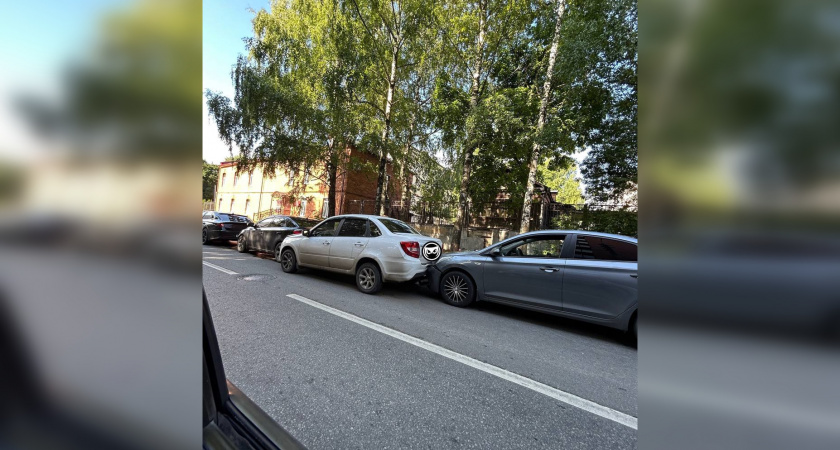 Из-за массового ДТП на улице Маршала Крылова образовалась пробка
