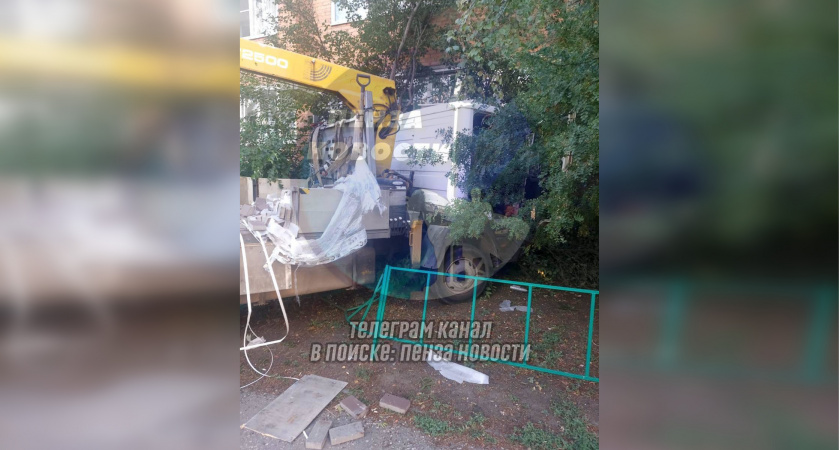 На Захарова в Пензе манипулятор влетел в дом после столкновения с двумя авто