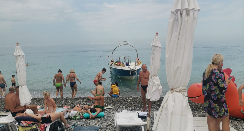 «Везде вонь и грязь, без ротавируса не уедете»: туристов умоляют не ехать в отпуск на Черное море. Отдых испорчен	