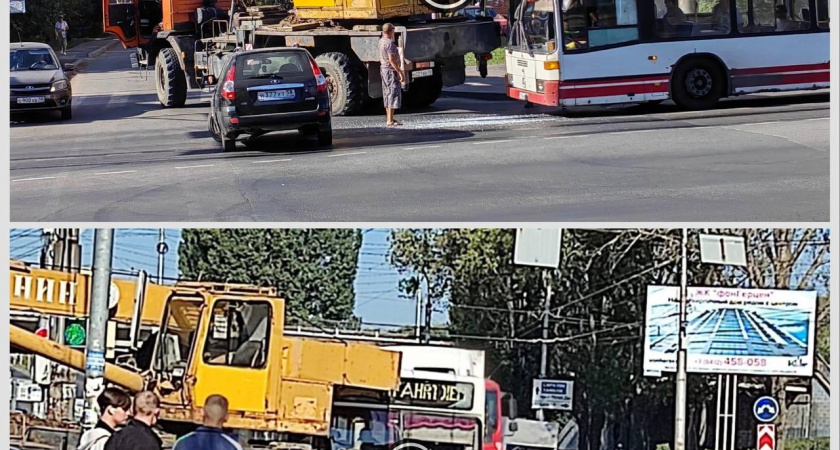 На улице Луначарского в Пензе не поделили дорогу автобус и автокран