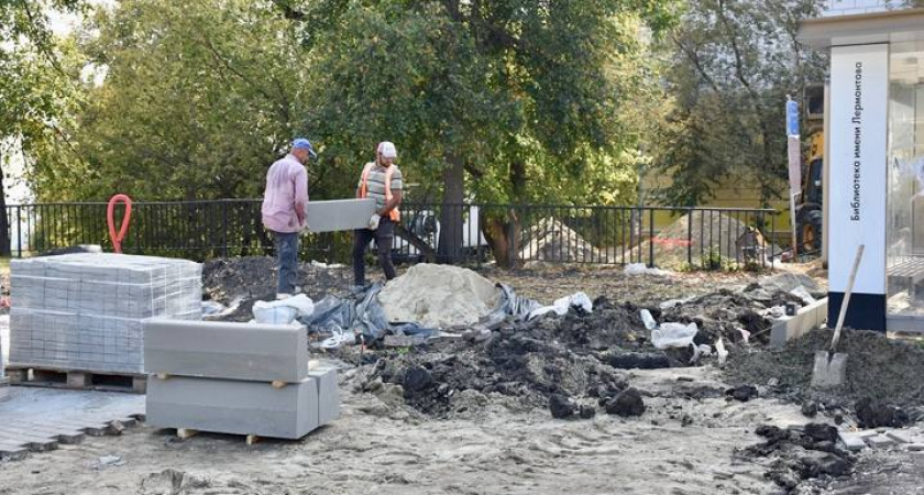 У памятника Первопоселенцу начали менять покрытие тротуара и бордюрный камень