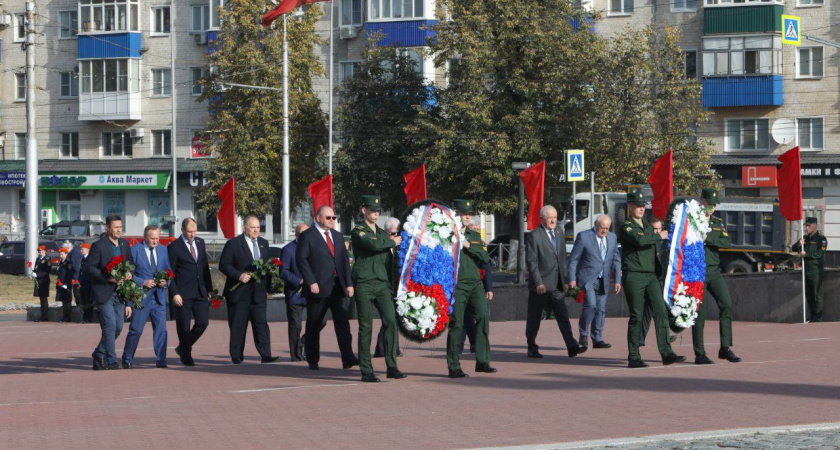 Олег Мельниченко и делегация СовФеда возложили цветы к монументу воинской и трудовой славы