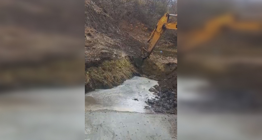 Во время работ на мосту в мкр. Западный воду ручья пустили напрямую в русло