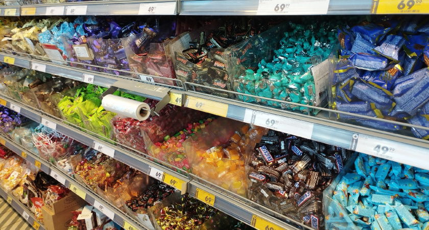 Яд в ярком фантике: в Роскачестве назвали конфеты, которые противопоказаны детям