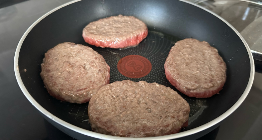 Даже самый страшный нагар слезет со сковороды и  не нужно покупать дорогую бытовую химию