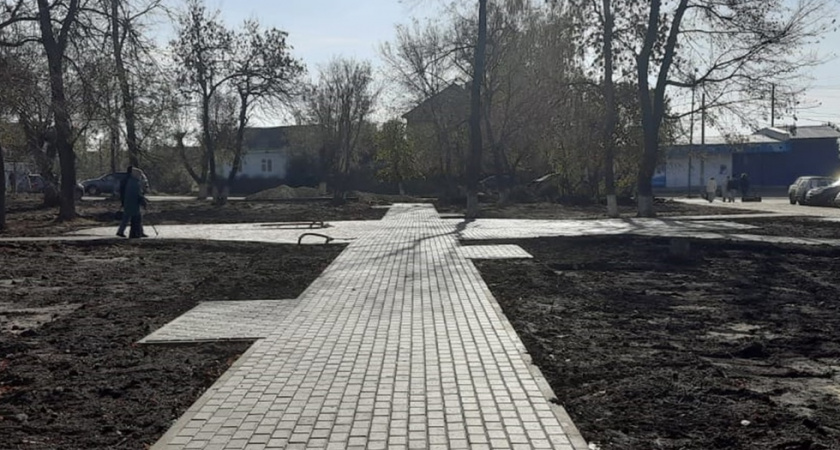 В Сердобске специалисты приступили к укладке тротуарной плитки в сквере им. Островского