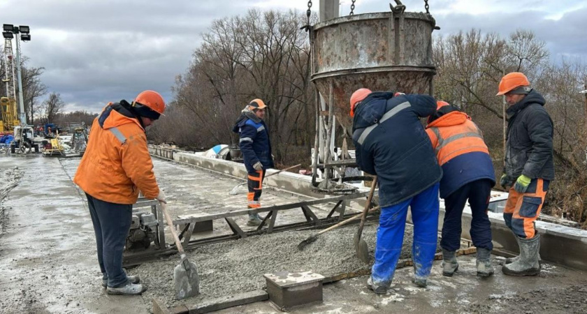 Специалисты возводят новый мост через реку Шукша