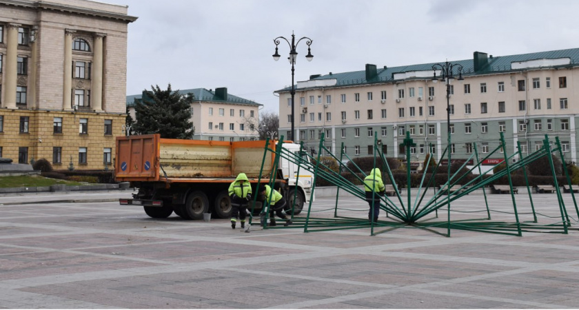 На площади Ленина начали устанавливать каркас новогодней елки