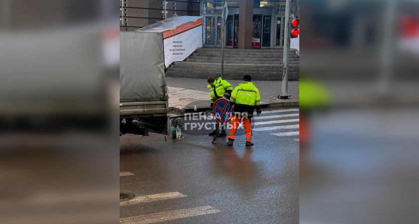 На Кураева проводят монтаж новых знаков для трехполосного движения