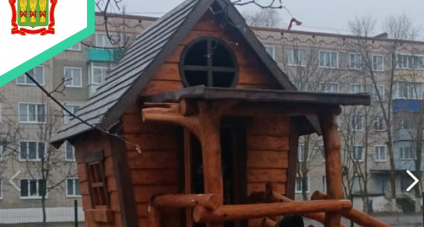 В сквере «Семья» Сердобска поставили деревянный домик бабы Яги