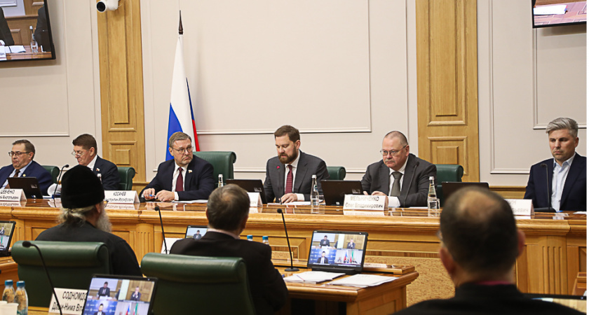 В СовФеде Олег Мельниченко рассказал опыт сохранения исторической памяти