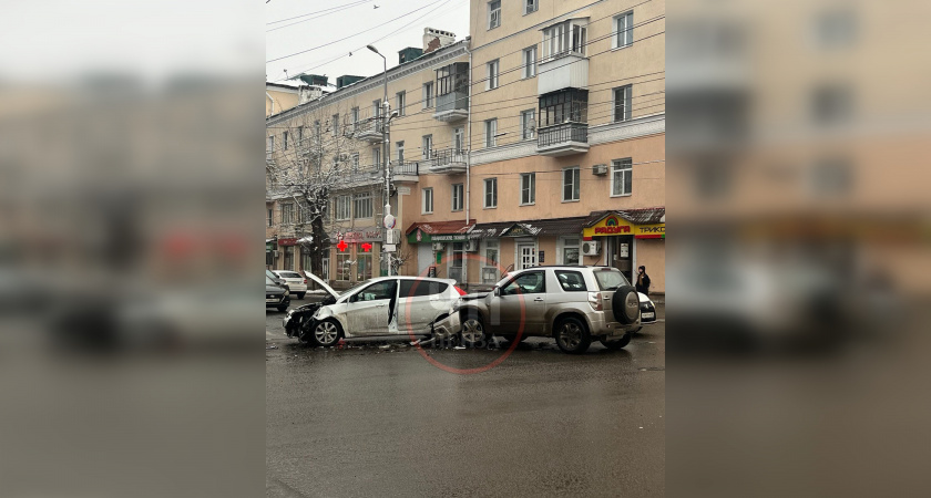 На перекрестке Володарского-Бакунина в Пензе столкнулись два авто