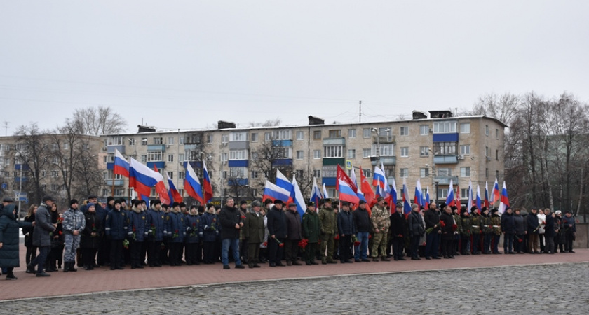 У Монумента боевой и трудовой Славы в Пензе прошел памятный митинг 