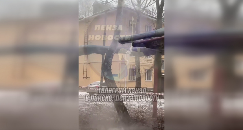 В Пензе на Циолковского около дома № 4А прорвало трубу 