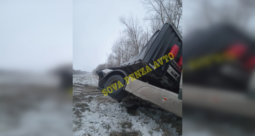 Под Кузнецком на трассе М5 тягач улетел в кювет и перевернулся