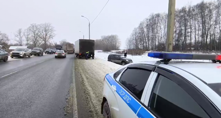 Госавтоинспекторы помогли вытащить машину из кювета на трассе М5