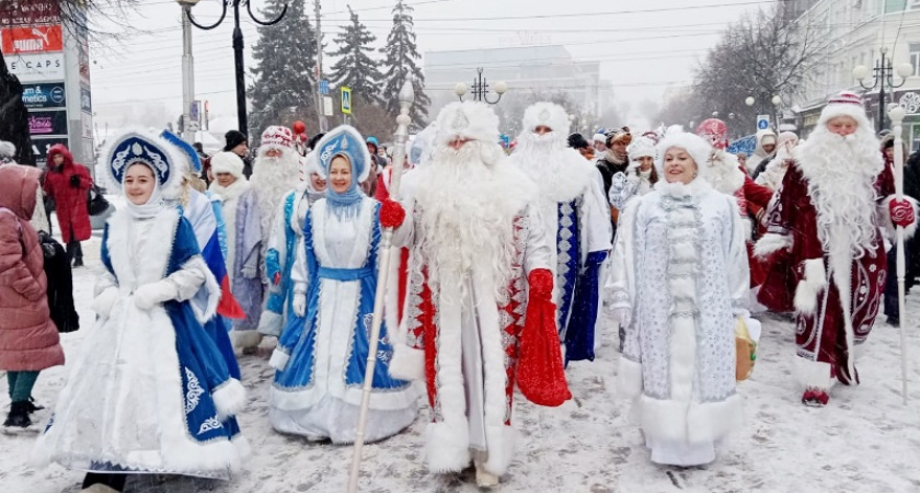 Сто Дедов Морозов прошли по центру нашего города