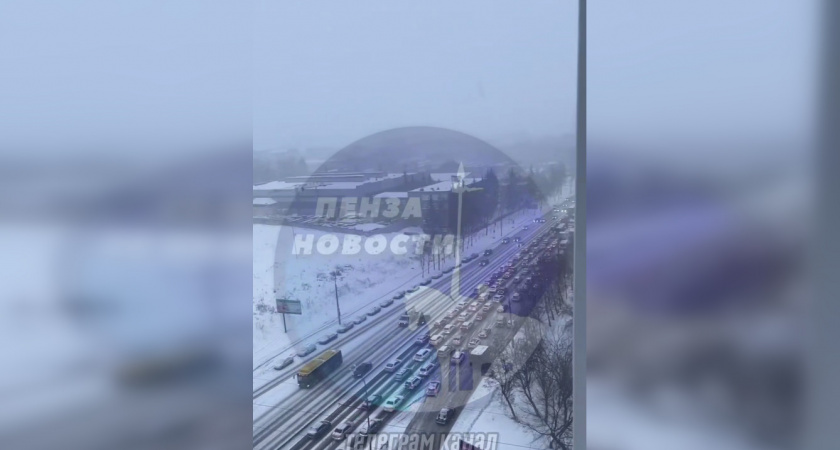 В Пензе на проспекте Победы собралась огромная пробка