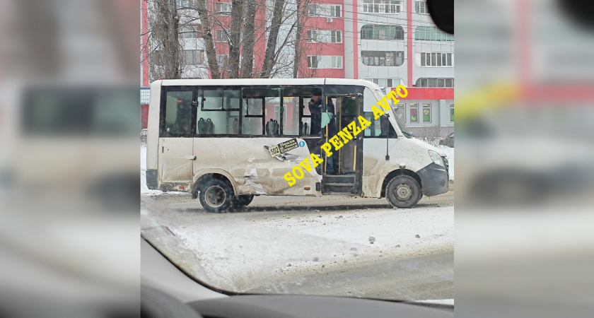 Утром маршрутка срезалась в снегоуборочную технику на Луначарского в Пензе