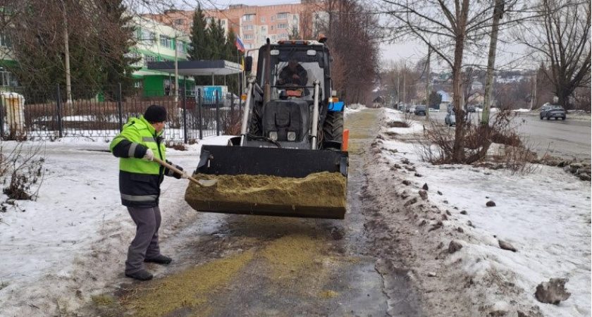 В Пензе сотрудники МБУ «Пензавтодор» продолжают противогололедную обработку дорог