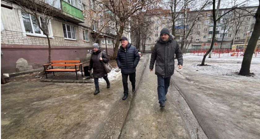 В микрорайоне Стрела проверили состояние дворов МКД