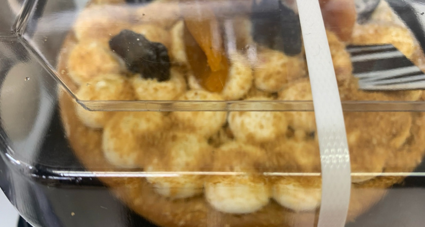 Не со сливочным маслом: вот с чем нужно смешать сгущёнку, чтобы получить божественный крем для тортов — всего 1 минута