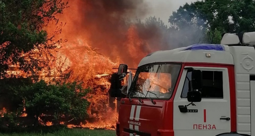 В МЧС назвали возможную причину пожара в Пензе на проспекте Победы