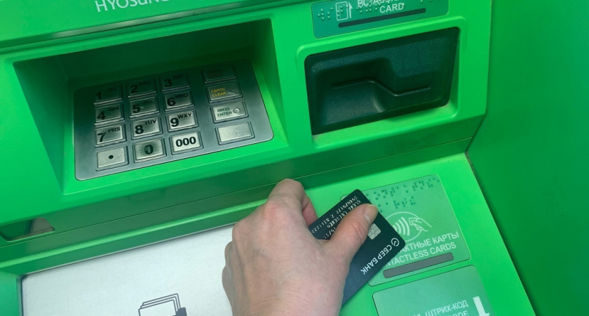 Попадут в ловушку: касается всех, кто снимает деньги с банковской карты — что теперь категорически запрещено