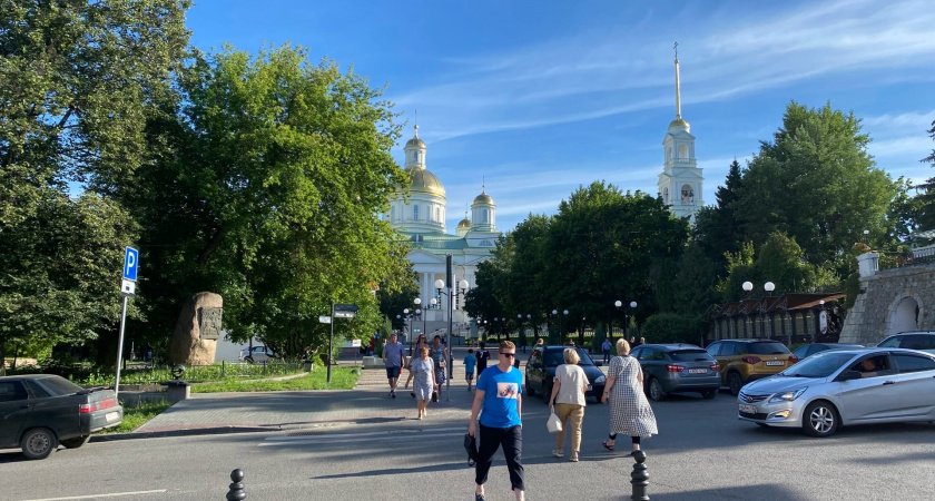 В общественном месте за это будут штрафовать до 20 000 рублей — держите язык за зубами