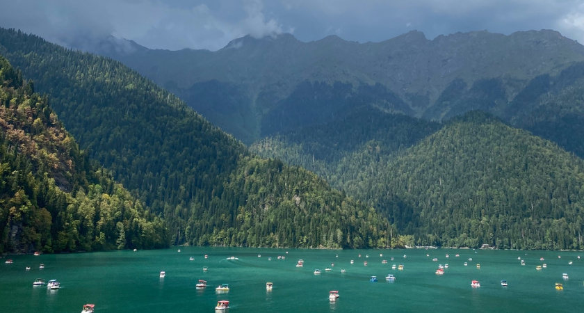 «Обокрали прямо в номере»: туристы оставили честный отзыв об отдыхе в Абхазии 