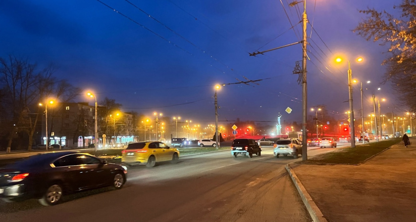 В Пензе парень врезался в дерево, а девушка сбила пешехода