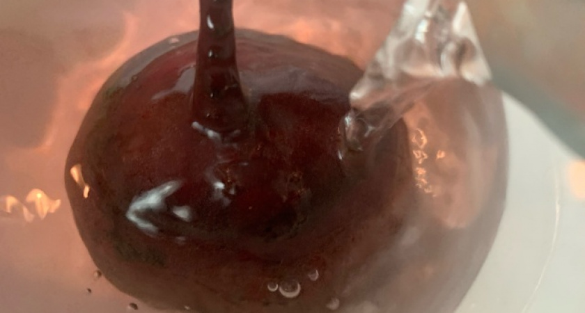 25 минут — и готово: не варю свёклу часами: посуда чистая, запаха в квартире никакого, на вкус как печёная. Подруги не верят, а зря