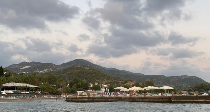 Море тёплое как на Мальдивах, а цены — не больше чем в Сочи: в моду снова вошёл старый курорт