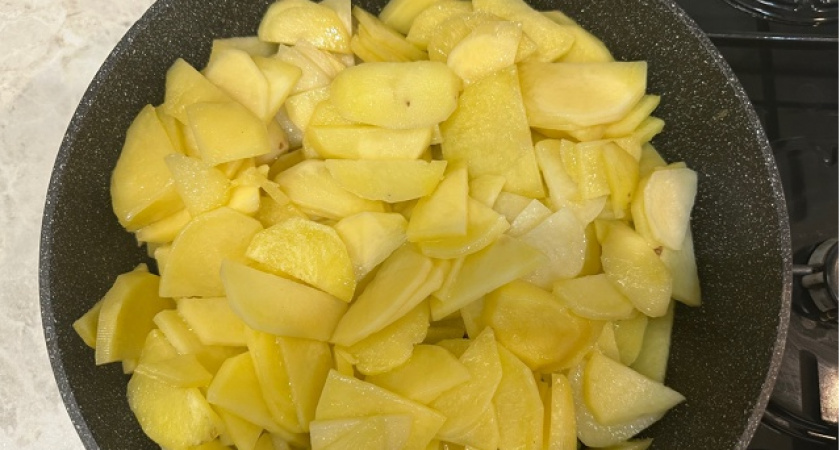 Научили жарить картошку в духовке: не оторваться, дома сказали, что лучше жареной в сковородке, — 3 хитрости для румяности и вкуса